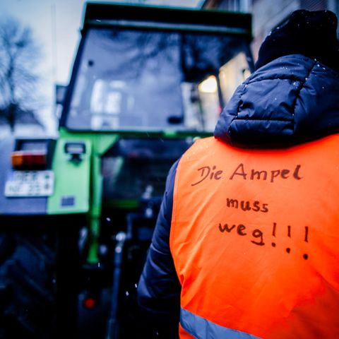 Bauernprotest: Ein Mann trägt eine Warnweste auf der steht: "Die Ampel muss weg"