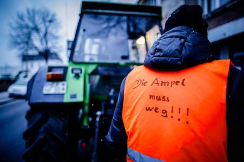 Bauernprotest: Ein Mann trägt eine Warnweste auf der steht: "Die Ampel muss weg"