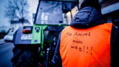 Bauernprotest: Ein Mann trägt eine Warnweste auf der steht: "Die Ampel muss weg"