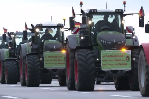 Video: Traktoren blockieren bundesweit Verkehr