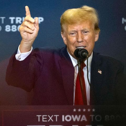 Ex-US-Präsident Donald Trump weist während einer Rede mit dem rechten Zeigefinger nach oben