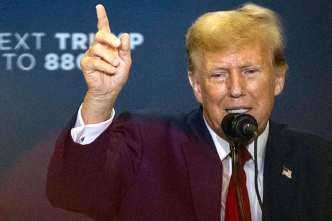 Ex-US-Präsident Donald Trump weist während einer Rede mit dem rechten Zeigefinger nach oben