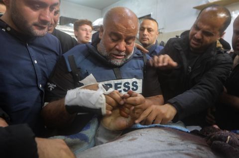 Al-Dschasira-Korrespondent Wael Dahdu hält die Hand seines getöteten Sohnes Hamza
