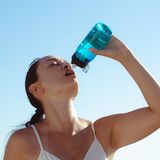 durstige Frau trinkt aus einer Wasserflasche