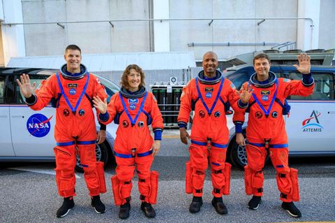 Die zukünftige Artemis-Besetzung winkt in die Kameras