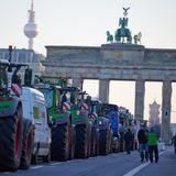 Zahlreiche Traktoren stehen bei einem Bauernprotest auf der Straße des 17. Juni vor dem Brandenburger Tor.