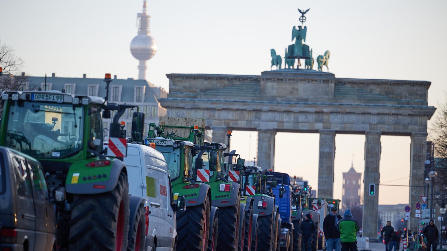 Zahlreiche Traktoren stehen bei einem Bauernprotest auf der Straße des 17. Juni vor dem Brandenburger Tor. Zahlreiche Traktoren stehen bei einem Bauernprotest auf der Straße des 17. Juni vor dem Brandenburger Tor.