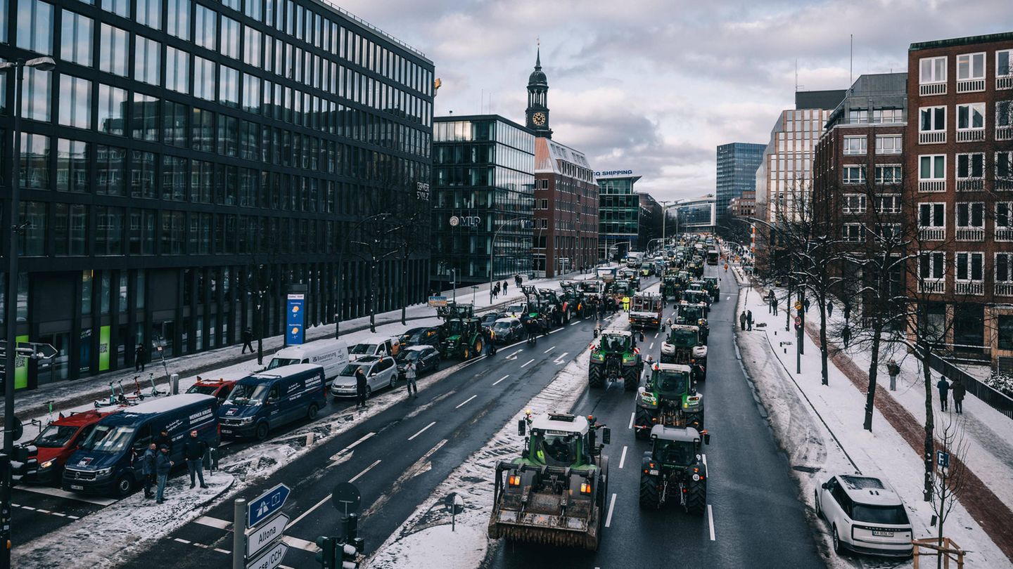 Traktoren blockieren eine Straße in Hamburg