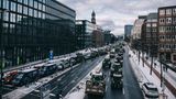 Traktoren blockieren eine Straße in Hamburg