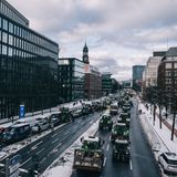 Traktoren blockieren eine Straße in Hamburg