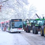 Ein Schulbus im bayerischen Marktoberdorf stehen wegen eines Traktorkonvois im Stau