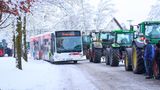 Ein Schulbus im bayerischen Marktoberdorf stehen wegen eines Traktorkonvois im Stau