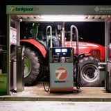 Ein Traktor tankt an einer Tankstelle