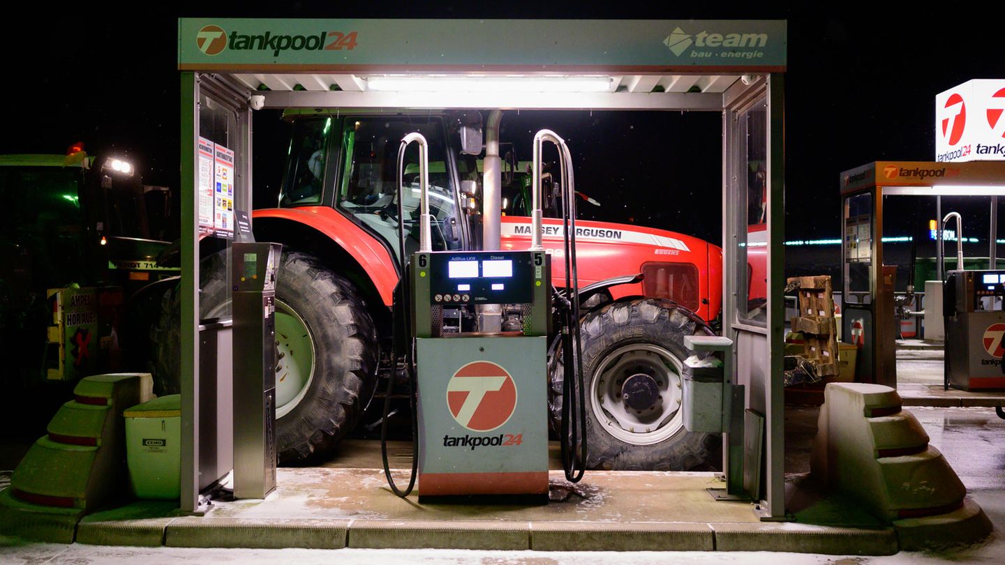 Ein Traktor tankt an einer Tankstelle