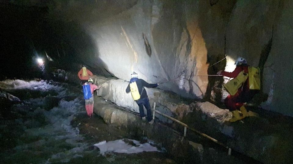 Fünf Menschen eingeschlossen: "Sie haben jetzt alles": Experte über Stand der Höhlenrettung in Slowenien Fünf Menschen eingeschlossen: "Sie haben jetzt alles": Experte über Stand der Höhlenrettung in Slowenien