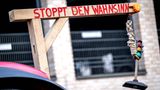 Manche haben auf ihren Traktoren auch Galgen befestigt, zum Teil mit Ampel oder einer Strohpuppe