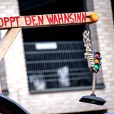 Manche haben auf ihren Traktoren auch Galgen befestigt, zum Teil mit Ampel oder einer Strohpuppe