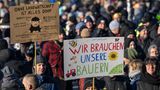 "Wir brauchen unsere Bauern" heißt es auf Schildern – Menschen demonstrieren in Berlin