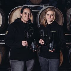 Neun von 350 Fässern haben die Jahrhundertflut an der Ahr überstanden. Dörte (links) und Meike Näkel präsentieren die "Lost Barrels"-Selektion. Das, was vom Jahrgang 2020 übrig geblieben ist.