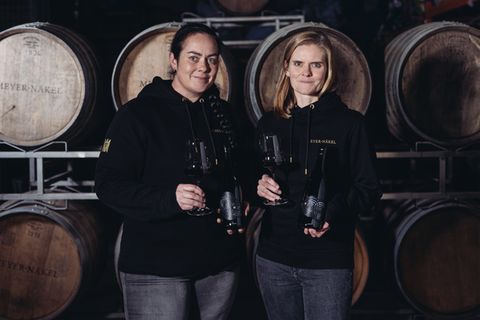 Neun von 350 Fässern haben die Jahrhundertflut an der Ahr überstanden. Dörte (links) und Meike Näkel präsentieren die "Lost Barrels"-Selektion. Das, was vom Jahrgang 2020 übrig geblieben ist.