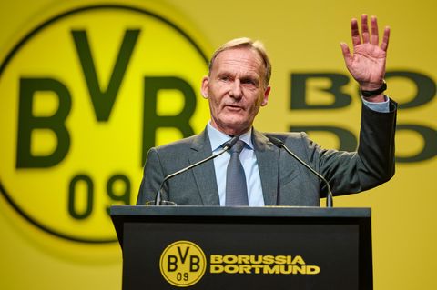 Noch-BVB-Geschäftsführer Hans-Joachim Watzke winkt von einem Pult