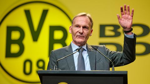 Noch-BVB-Geschäftsführer Hans-Joachim Watzke winkt von einem Pult