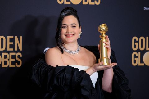 Lily Gladstone mit ihrer Trophäe bei den Golden Globes 2024