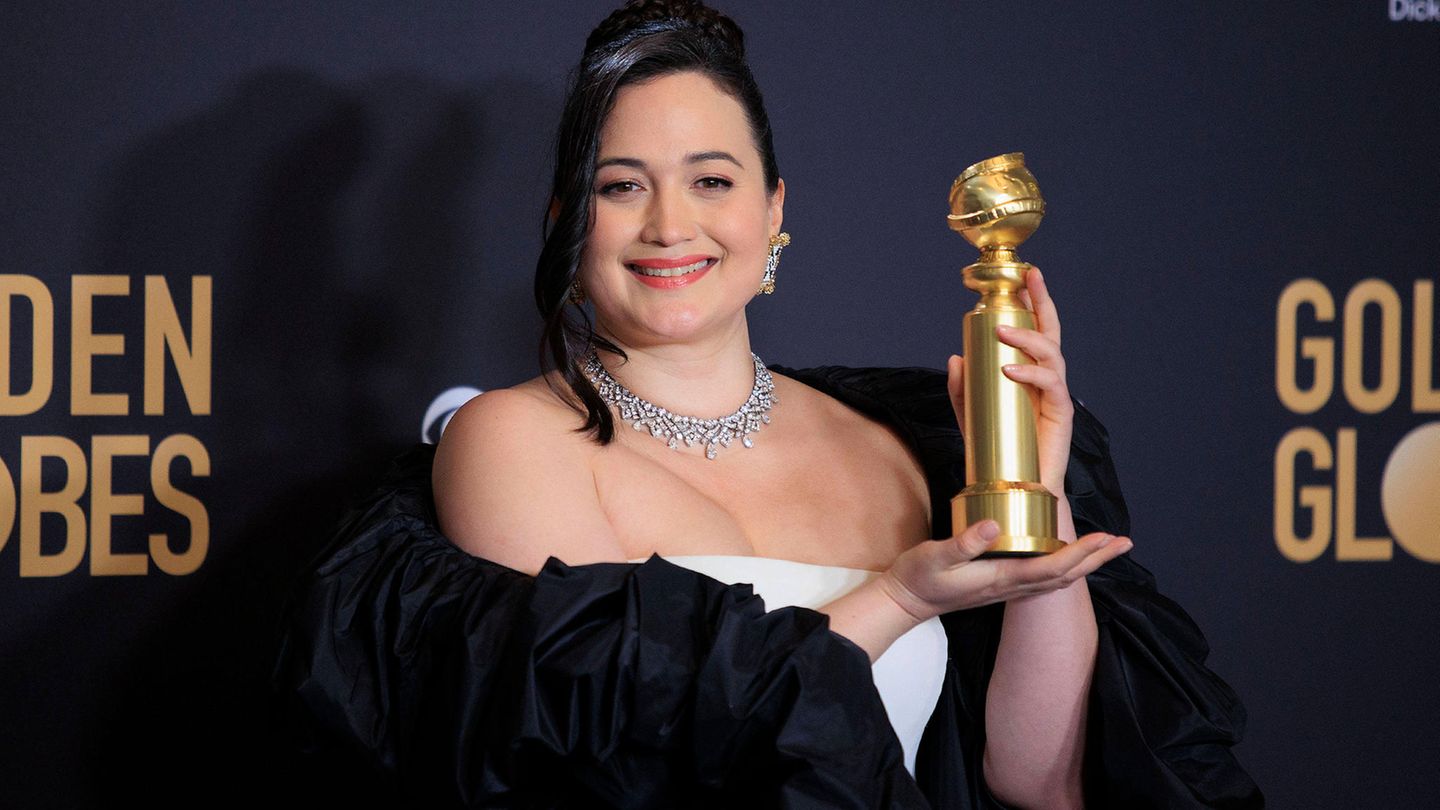 Lily Gladstone mit ihrer Trophäe bei den Golden Globes 2024