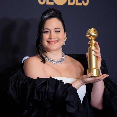 Lily Gladstone mit ihrer Trophäe bei den Golden Globes 2024