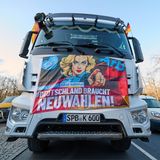 Ein Lastwagen mit AfD-Plakat