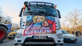 Ein Lastwagen mit AfD-Plakat