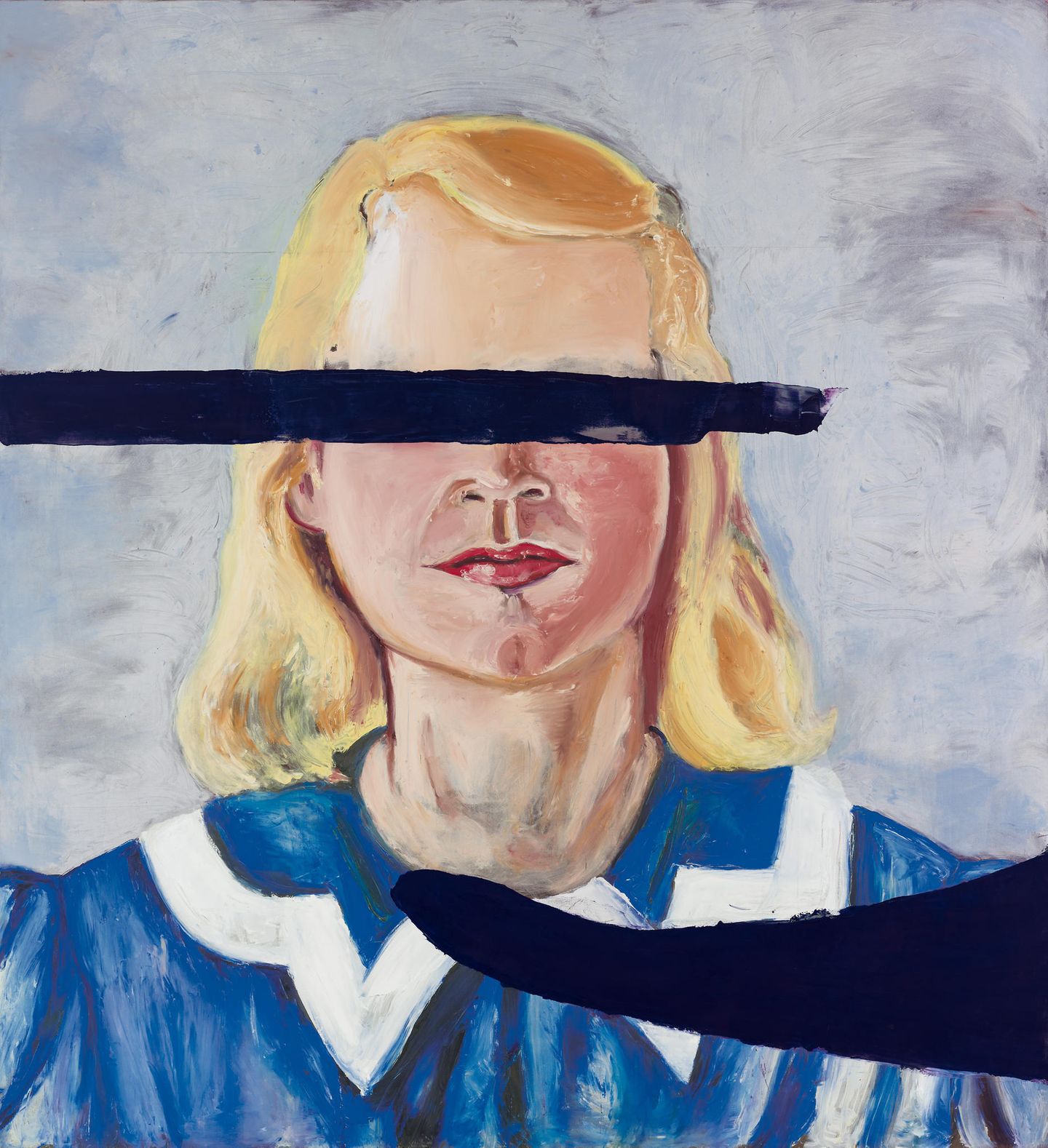 Porträt eines blonden Mädchens mit einem schwarzen Balken über den Augen
