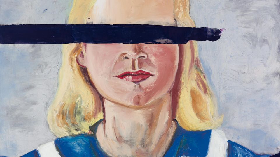 Porträt eines blonden Mädchens mit einem schwarzen Balken über den Augen