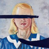 Porträt eines blonden Mädchens mit einem schwarzen Balken über den Augen