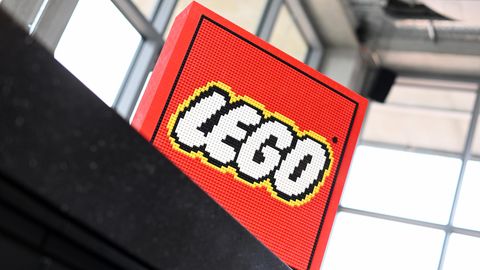 Ein aus Lego-Steinen gebaute Logo des Unternehmens Lego