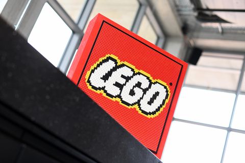 Ein aus Lego-Steinen gebaute Logo des Unternehmens Lego