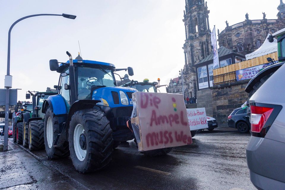 Bauernprotest in Dresden: Traktor mit Protestschild "Die Ampel muss weg"