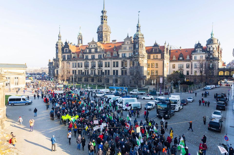 Bauernprotest: Tausende von Menschen auf dem Schlossplatz in Dresden