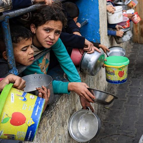 Palästinensische Kinder warten an einer Ausgabestelle in Rafah auf ein bisschen Essen.
