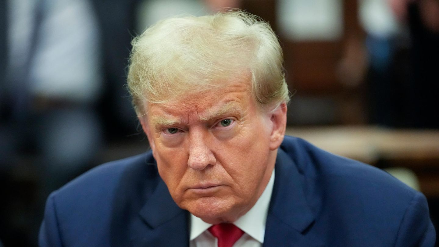 Verhandlung vor dem Berufungsgericht: Muss sich in diesem Jahr mit mehreren Verfahren auseinandersetzen: Ex-US-Präsident Donald Trump, hier bei einer Anhörung vor einem Gericht im Oktober 2023 in New York Muss sich in diesem Jahr mit mehreren Verfahren auseinandersetzen: Ex-US-Präsident Donald Trump, hier bei einer Anhörung vor einem Gericht im Oktober 2023 in New York