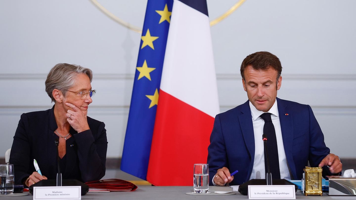 Emmanuel Macron’s government resigns – France’s president hopes for a new start