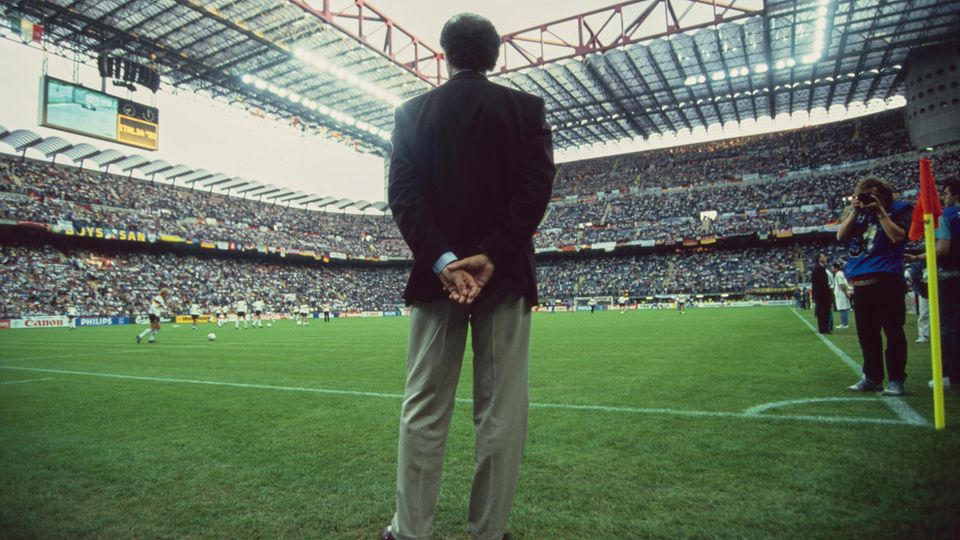 Franz Beckenbauer als trainer tijdens het WM 1990 in Italië.  Nadat de Braziliaan Mario Zagallo zijn kunstwerk voltooide, werd hij speler en trainer.