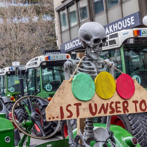 Ein Landwirt schickt in Stuttgart diese klare Botschaft an die Ampelregierung in Berlin.