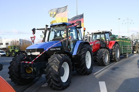 Landwirte blockieren im ostfriesischen Emden die Haupzufahrt zum Volkswagen-Werk