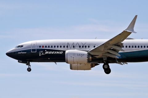 Eine Boeing 737 Max im Landeanflug über dem Flughafen in Seattle