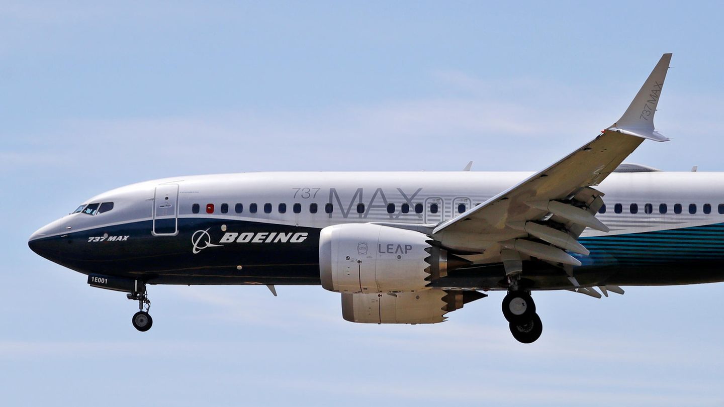 Eine Boeing 737 Max im Landeanflug über dem Flughafen in Seattle