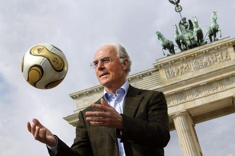 2006 stellte Franz Beckenbauer vor dem Brandenburger Tor den goldenen Fußball für das Finale der WM vor