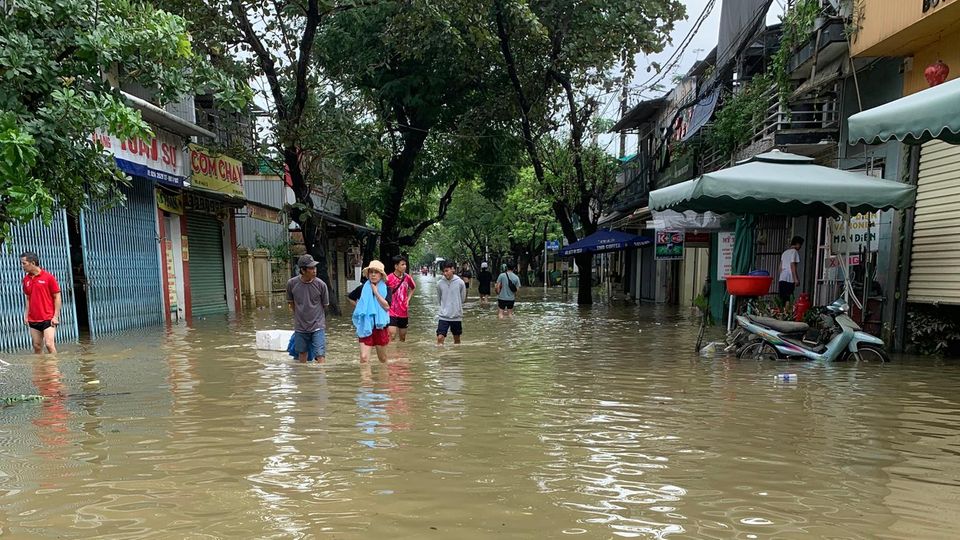 Überschwemmte Straße in der vietnamesischen Stadt Hue