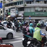 Roller fahren durch eine Straße in Ho-Chi-Minh-Stadt