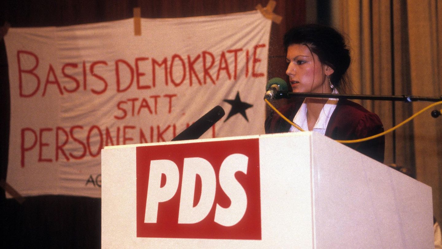 Wagenknecht engagierte sich bei der PDS Sahra Wagenknecht 1995 während des PDS-Parteitags in Berlin